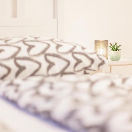 Tm Aparts Dortmund Esterno foto A bed with a throw