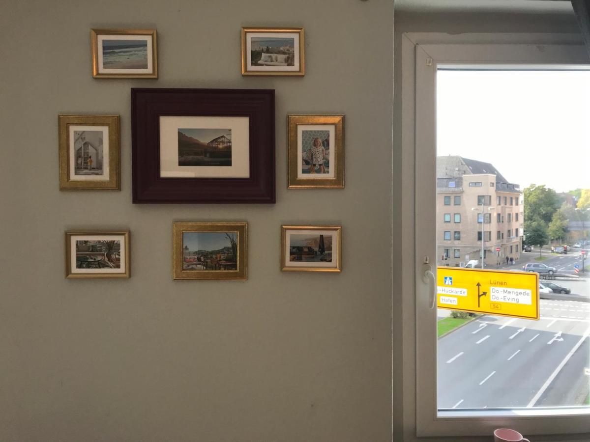 Tm Aparts Dortmund Esterno foto A window with a yellow sticker
