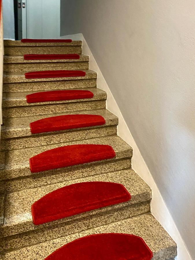 Tm Aparts Dortmund Esterno foto Carpet on a staircase
