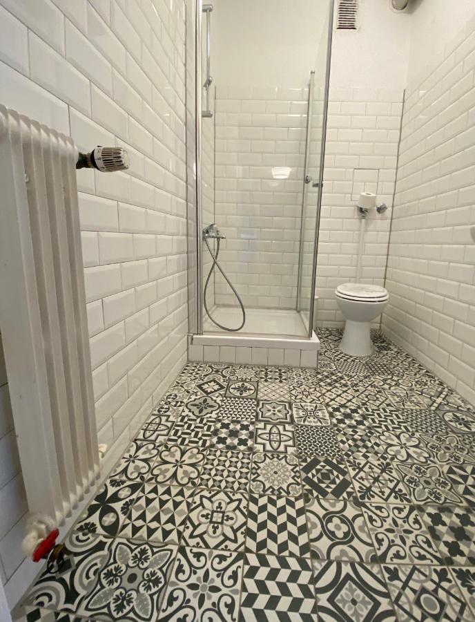 Tm Aparts Dortmund Esterno foto Bathroom floor tiles