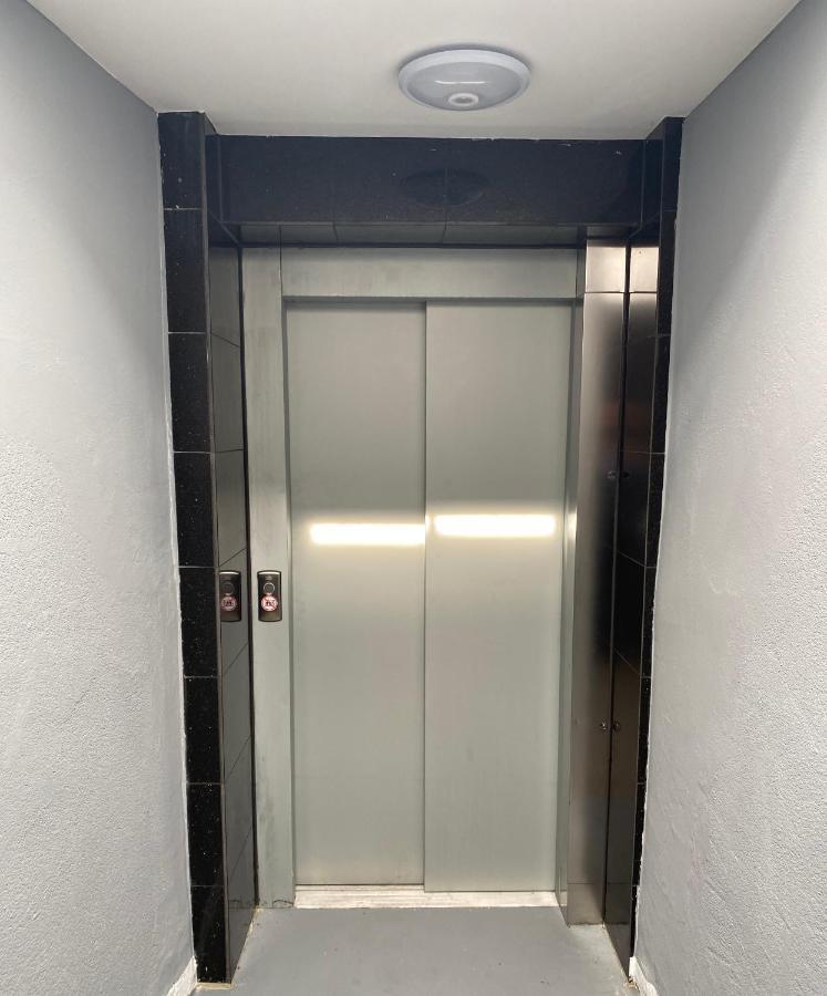 Tm Aparts Dortmund Esterno foto A typical elevator door