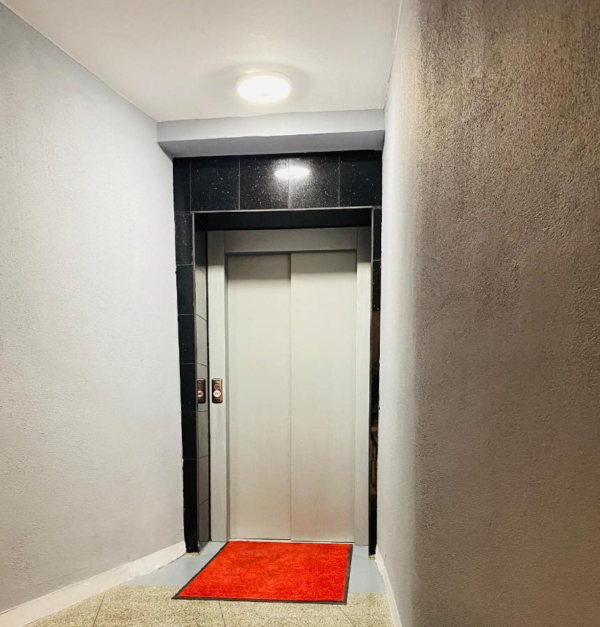 Tm Aparts Dortmund Esterno foto A typical elevator in a residential building