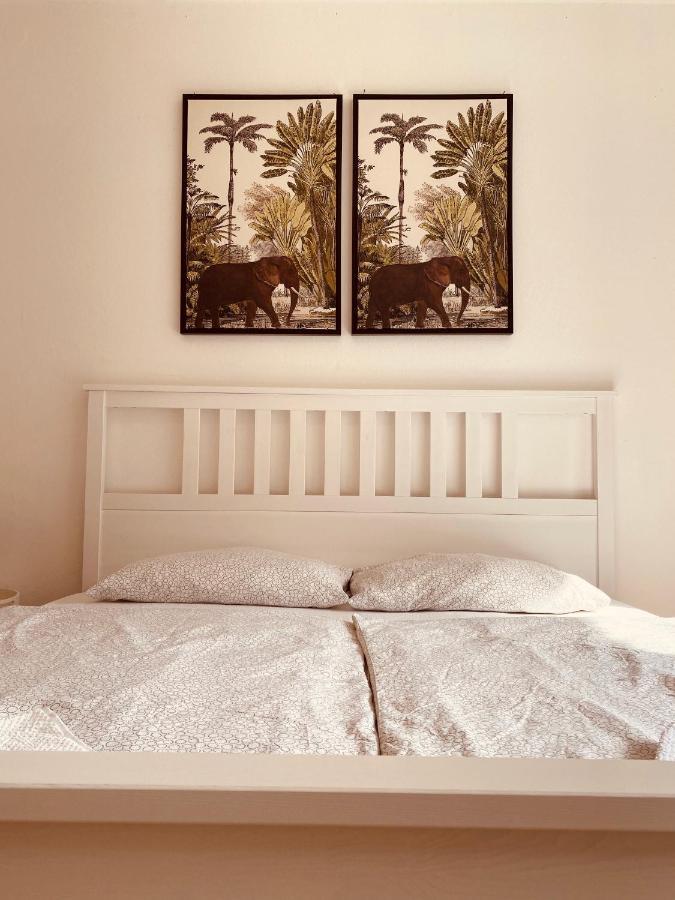 Tm Aparts Dortmund Esterno foto A bed with a headboard