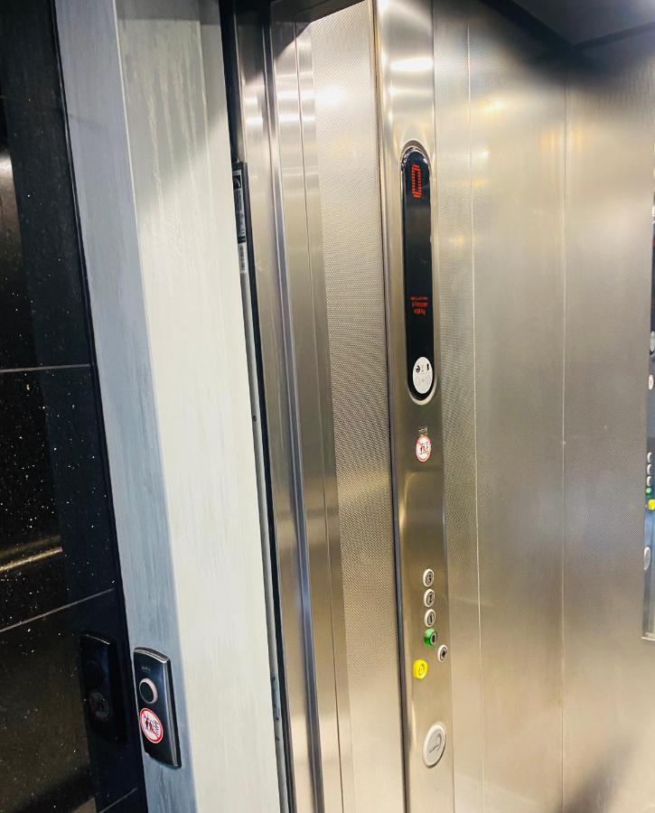 Tm Aparts Dortmund Esterno foto A typical elevator