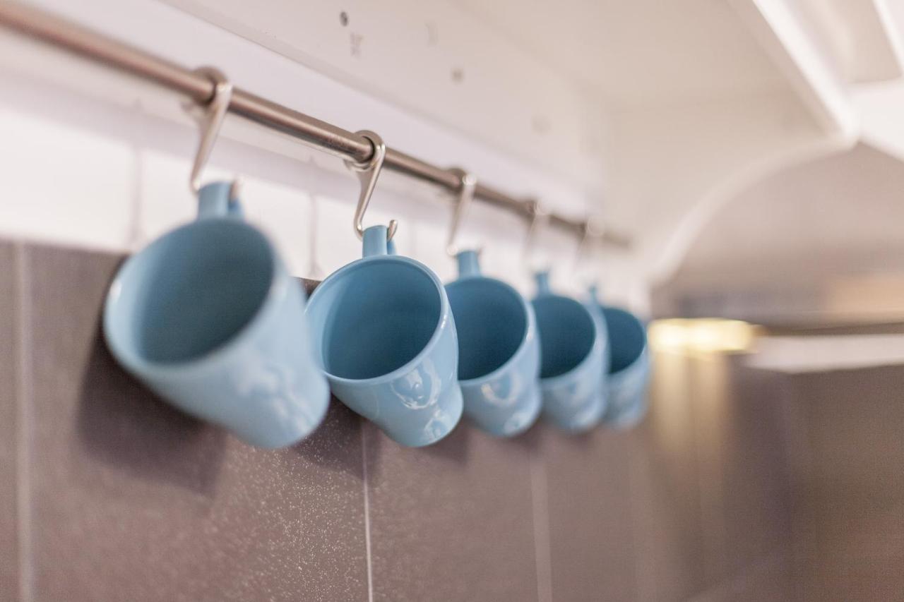 Tm Aparts Dortmund Esterno foto Mugs hanging on a rail