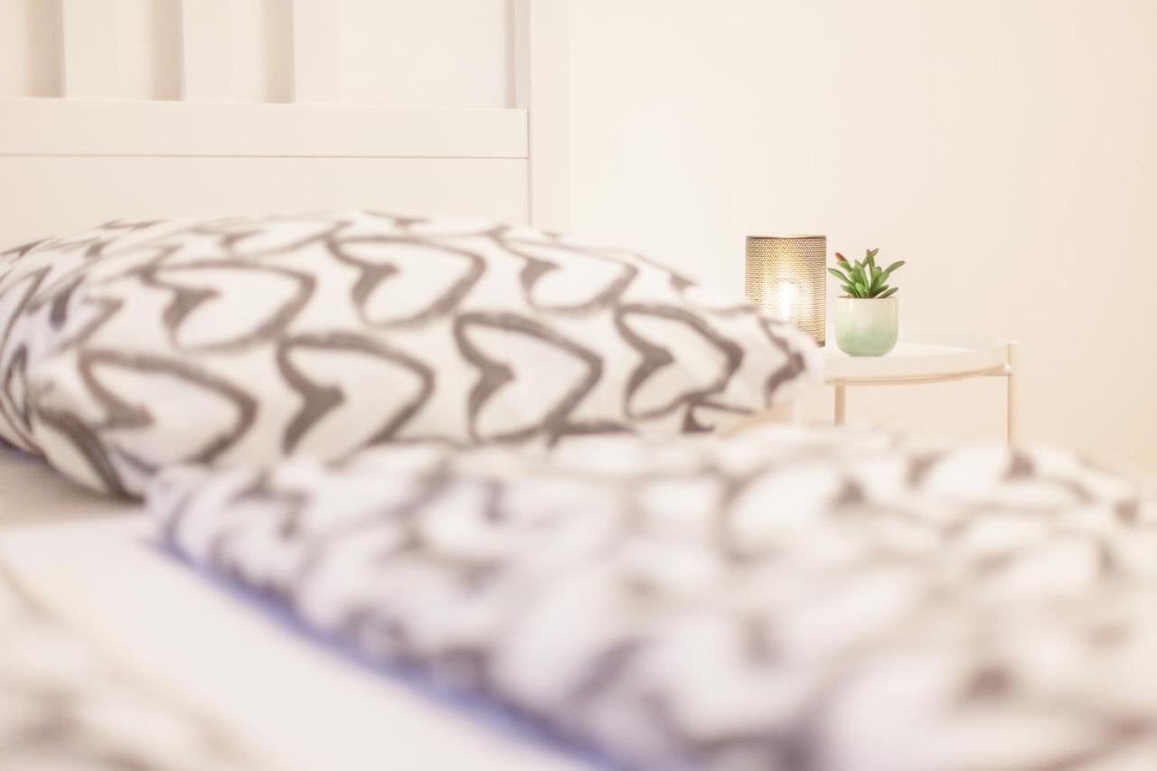 Tm Aparts Dortmund Esterno foto A bed with a throw