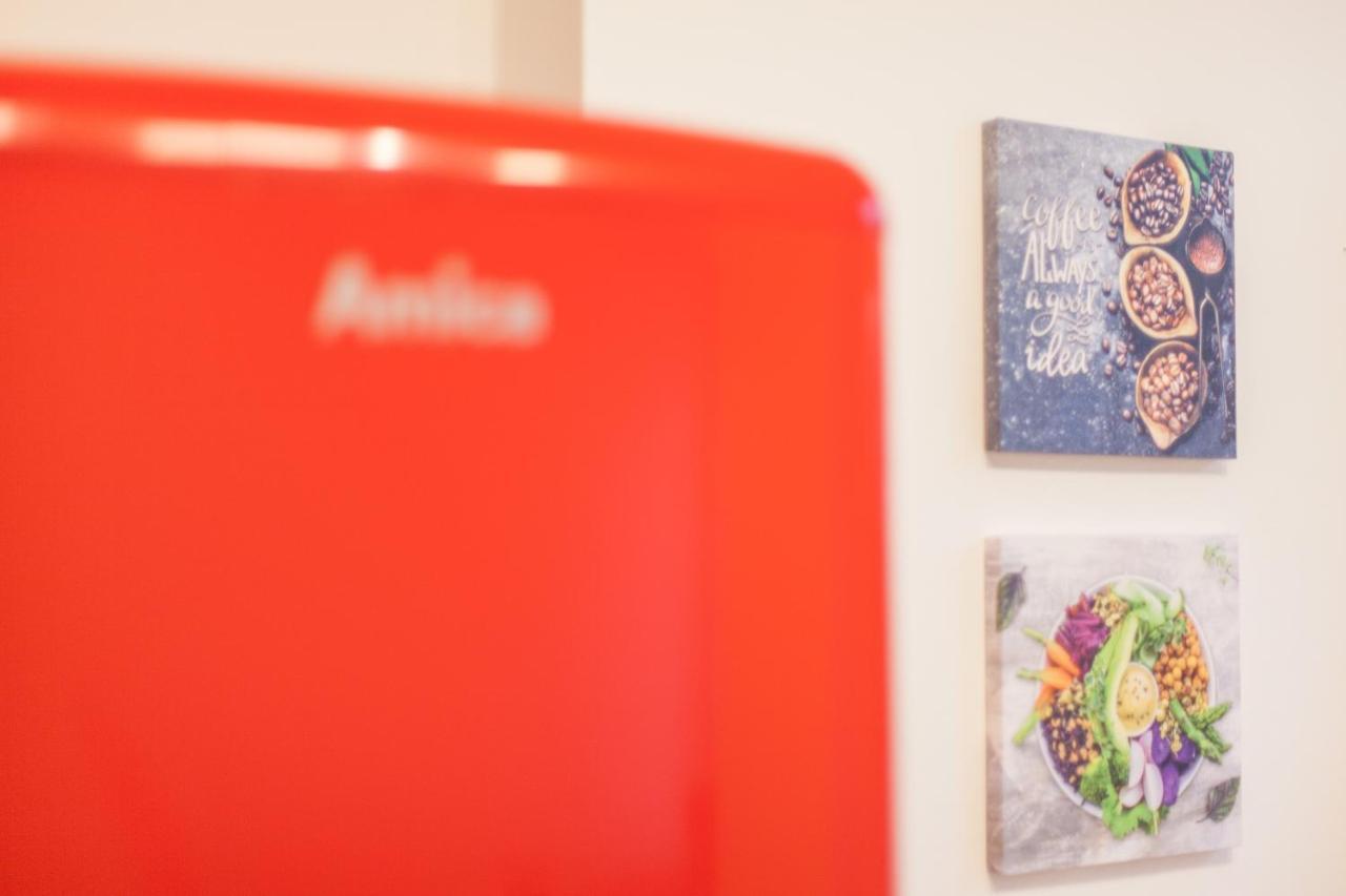 Tm Aparts Dortmund Esterno foto A Smeg refrigerator